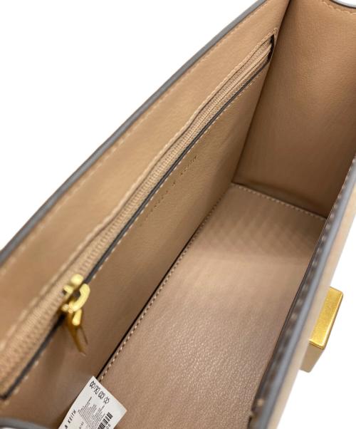 CHARLES & KEITH（チャールズアンドキース）CHARLES & KEITH (チャールズ＆キース) フロントフラップ チェーンハンドルクロスボディバッグ ベージュの古着・服飾アイテム