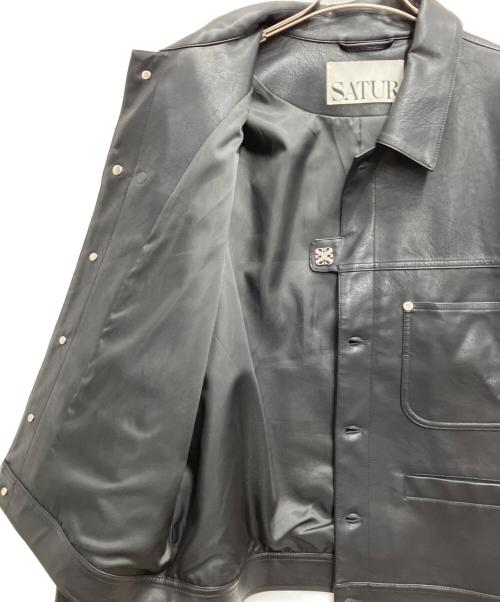 SATUR（セター）SATUR (セター) SYMBOL BROOCH FAUX LEATHER JACKET/レザージャケット ブラック サイズ:XLの古着・服飾アイテム