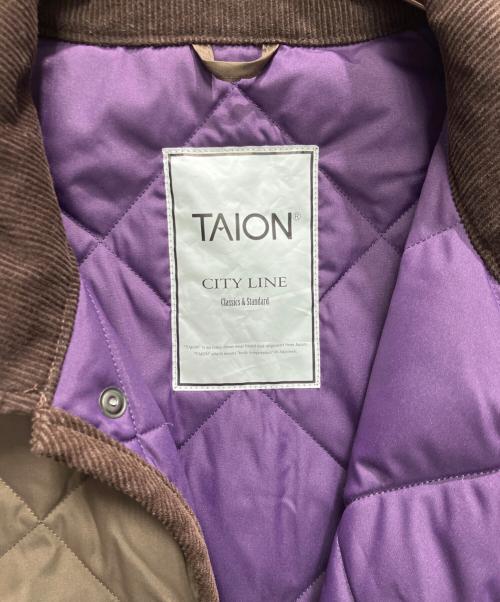 TAION（タイオン）TAION (タイオン) シティ パイピングカラーロングダウンコート ブラウン サイズ:Lの古着・服飾アイテム