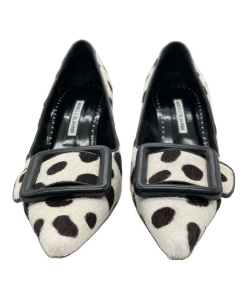 Manolo Blahnik（マノロ ブラニク）Manolo Blahnik (マノロ ブラニク) MAYSALE / カーフヘアバックルディテールパンプス ホワイト×ブラック サイズ:38 1/2の古着・服飾アイテム