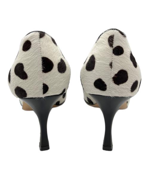 Manolo Blahnik（マノロ ブラニク）Manolo Blahnik (マノロ ブラニク) MAYSALE / カーフヘアバックルディテールパンプス ホワイト×ブラック サイズ:38 1/2の古着・服飾アイテム