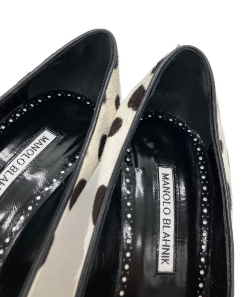 Manolo Blahnik（マノロ ブラニク）Manolo Blahnik (マノロ ブラニク) MAYSALE / カーフヘアバックルディテールパンプス ホワイト×ブラック サイズ:38 1/2の古着・服飾アイテム
