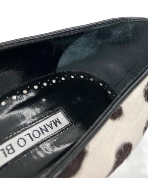 Manolo Blahnik（マノロ ブラニク）Manolo Blahnik (マノロ ブラニク) MAYSALE / カーフヘアバックルディテールパンプス ホワイト×ブラック サイズ:38 1/2の古着・服飾アイテム