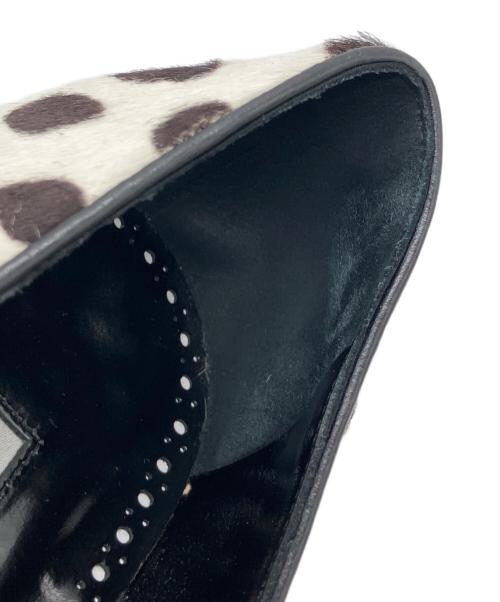 Manolo Blahnik（マノロ ブラニク）Manolo Blahnik (マノロ ブラニク) MAYSALE / カーフヘアバックルディテールパンプス ホワイト×ブラック サイズ:38 1/2の古着・服飾アイテム