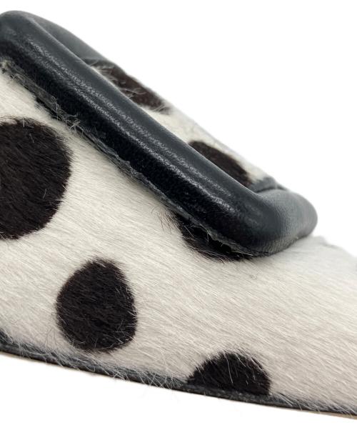 Manolo Blahnik（マノロ ブラニク）Manolo Blahnik (マノロ ブラニク) MAYSALE / カーフヘアバックルディテールパンプス ホワイト×ブラック サイズ:38 1/2の古着・服飾アイテム