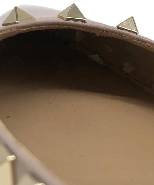 VALENTINO GARAVANI（ヴァレンティノ・ガラヴァーニ）VALENTINO GARAVANI (ヴァレンティノ・ガラヴァーニ) ロックスタッズパテントパンプス ベージュ サイズ:38 1/2の古着・服飾アイテム