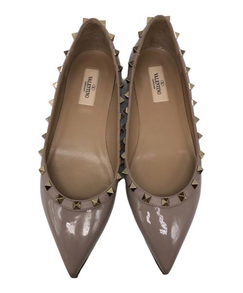 VALENTINO GARAVANI（ヴァレンティノ・ガラヴァーニ）VALENTINO GARAVANI (ヴァレンティノ・ガラヴァーニ) ロックスタッズパテントパンプス ベージュ サイズ:38 1/2の古着・服飾アイテム