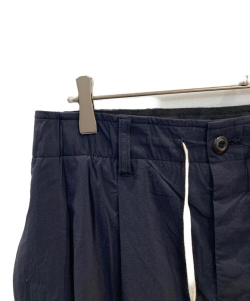 KAZUYUKI KUMAGAI ATTACHMENT（カズユキクマガイ アタッチメント）KAZUYUKI KUMAGAI ATTACHMENT (カズユキクマガイ アタッチメント) ソリビアツイル ベルト付ワイドテーパードパンツ ネイビー サイズ:3の古着・服飾アイテム