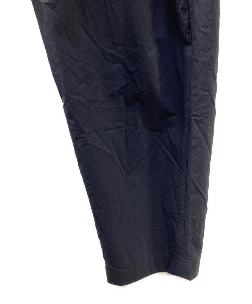 KAZUYUKI KUMAGAI ATTACHMENT（カズユキクマガイ アタッチメント）KAZUYUKI KUMAGAI ATTACHMENT (カズユキクマガイ アタッチメント) ソリビアツイル ベルト付ワイドテーパードパンツ ネイビー サイズ:3の古着・服飾アイテム