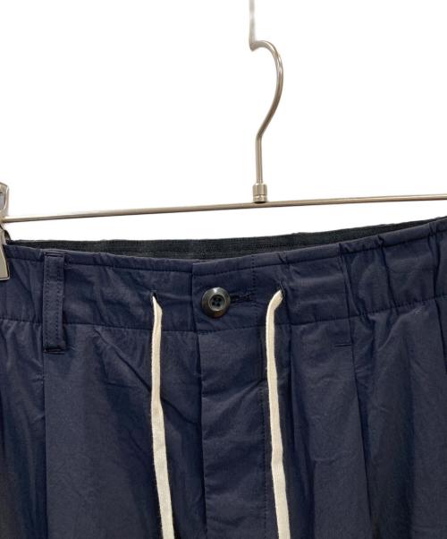 KAZUYUKI KUMAGAI ATTACHMENT（カズユキクマガイ アタッチメント）KAZUYUKI KUMAGAI ATTACHMENT (カズユキクマガイ アタッチメント) ソリビアツイル ベルト付ワイドテーパードパンツ ネイビー サイズ:3の古着・服飾アイテム