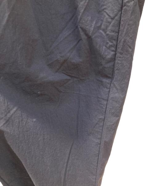 KAZUYUKI KUMAGAI ATTACHMENT（カズユキクマガイ アタッチメント）KAZUYUKI KUMAGAI ATTACHMENT (カズユキクマガイ アタッチメント) ソリビアツイル ベルト付ワイドテーパードパンツ ネイビー サイズ:3の古着・服飾アイテム