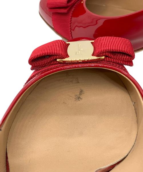 Salvatore Ferragamo（サルヴァトーレ フェラガモ）Salvatore Ferragamo (サルヴァトーレ フェラガモ) CARLA 70 エナメルリボンパンプス レッド サイズ:8の古着・服飾アイテム