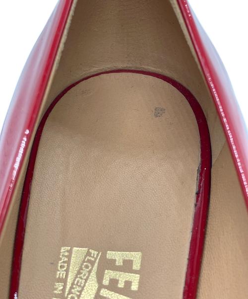 Salvatore Ferragamo（サルヴァトーレ フェラガモ）Salvatore Ferragamo (サルヴァトーレ フェラガモ) CARLA 70 エナメルリボンパンプス レッド サイズ:8の古着・服飾アイテム