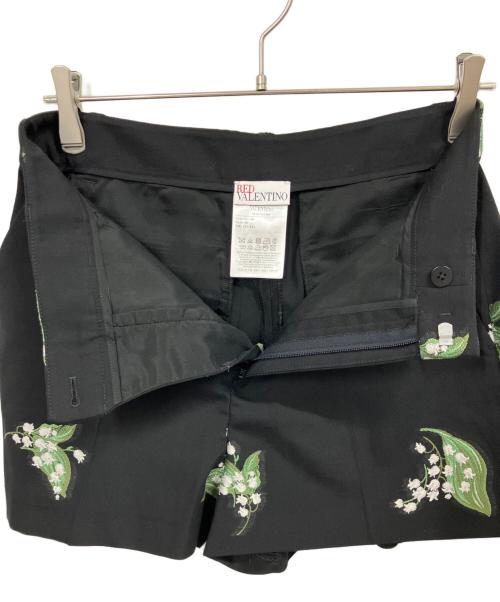 RED VALENTINO（レッドヴァレンティノ）RED VALENTINO (レッドヴァレンティノ) メイリリー モチーフ ギャバジン ジャカード ショートパンツ ブラック サイズ:40の古着・服飾アイテム