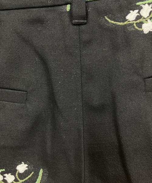 RED VALENTINO（レッドヴァレンティノ）RED VALENTINO (レッドヴァレンティノ) メイリリー モチーフ ギャバジン ジャカード ショートパンツ ブラック サイズ:40の古着・服飾アイテム