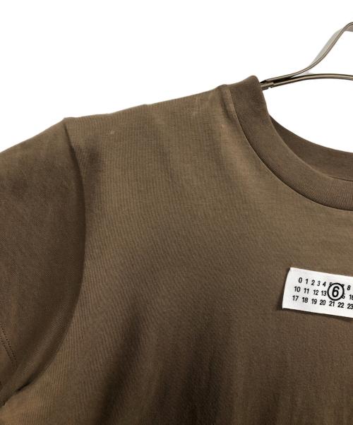 MM6 Maison Margiela（エムエムシックスメゾンマルジェラ）MM6 Maison Margiela (エムエムシックスメゾンマルジェラ) ナンバリング ロゴT ブラウン サイズ:Mの古着・服飾アイテム