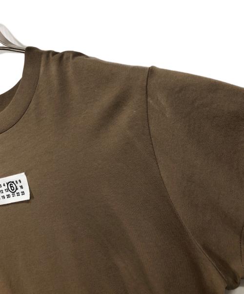 MM6 Maison Margiela（エムエムシックスメゾンマルジェラ）MM6 Maison Margiela (エムエムシックスメゾンマルジェラ) ナンバリング ロゴT ブラウン サイズ:Mの古着・服飾アイテム