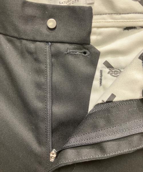 Saturdays NYC（サタデーズ ニューヨークシティ）Saturdays NYC (サタデーズ ニューヨークシティ) Dickies (ディッキーズ) バック アイコン コットン ツイル チノパンツ ブラック サイズ:30 未使用品の古着・服飾アイテム