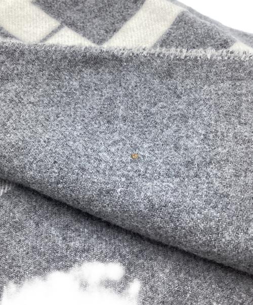 LOUIS VUITTON（ルイ ヴィトン）LOUIS VUITTON (ルイ ヴィトン) エシャルプ・モノグラム キャピタル アイボリー×グレー サイズ:下記参照の古着・服飾アイテム