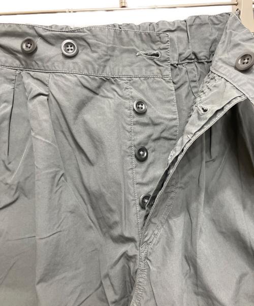 MHL（エムエイチエル）MHL (エムエイチエル) FINE COMPACT COTTON POPLINタックパンツ（ファイン コンパクト コットン ポップリン タックパンツ） グレー サイズ:Lの古着・服飾アイテム