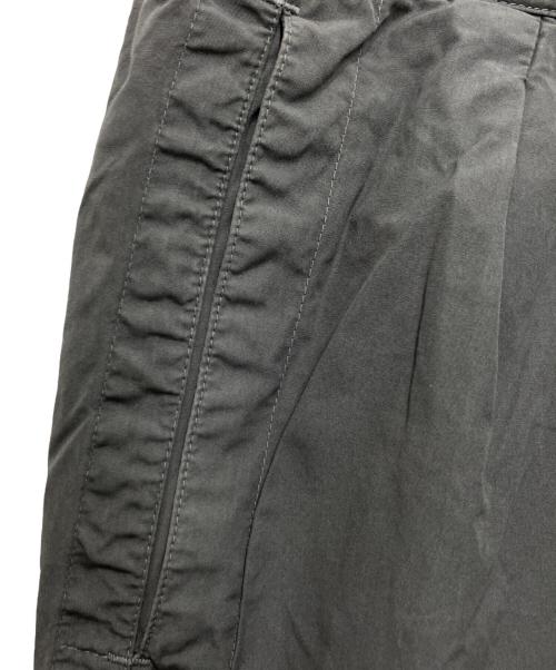 MHL（エムエイチエル）MHL (エムエイチエル) FINE COMPACT COTTON POPLINタックパンツ（ファイン コンパクト コットン ポップリン タックパンツ） グレー サイズ:Lの古着・服飾アイテム
