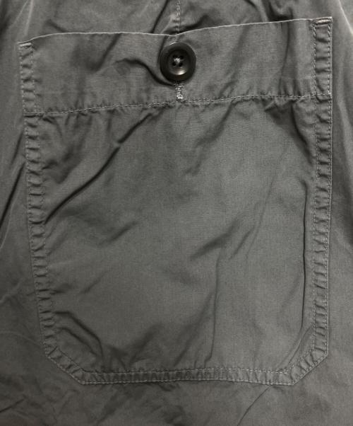 MHL（エムエイチエル）MHL (エムエイチエル) FINE COMPACT COTTON POPLINタックパンツ（ファイン コンパクト コットン ポップリン タックパンツ） グレー サイズ:Lの古着・服飾アイテム