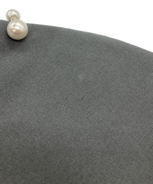 hue DAY TO EVENING（ヒュー デイ トゥ イブニング）hue DAY TO EVENING (ヒュー デイ トゥ イブニング) カップスリーブバックフリルブラウス グレー サイズ:38の古着・服飾アイテム