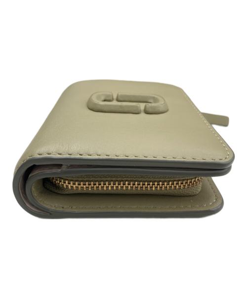 MARC JACOBS（マークジェイコブズ）MARC JACOBS (マークジェイコブス) THE LEATHER COVERED J MARC COMPACT WALLET MINI オリーブの古着・服飾アイテム