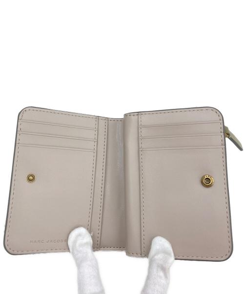 MARC JACOBS（マークジェイコブズ）MARC JACOBS (マークジェイコブス) THE LEATHER COVERED J MARC COMPACT WALLET MINI オリーブの古着・服飾アイテム