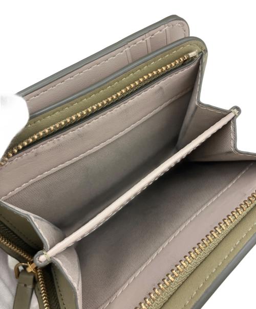 MARC JACOBS（マークジェイコブズ）MARC JACOBS (マークジェイコブス) THE LEATHER COVERED J MARC COMPACT WALLET MINI オリーブの古着・服飾アイテム