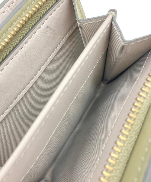 MARC JACOBS（マークジェイコブズ）MARC JACOBS (マークジェイコブス) THE LEATHER COVERED J MARC COMPACT WALLET MINI オリーブの古着・服飾アイテム
