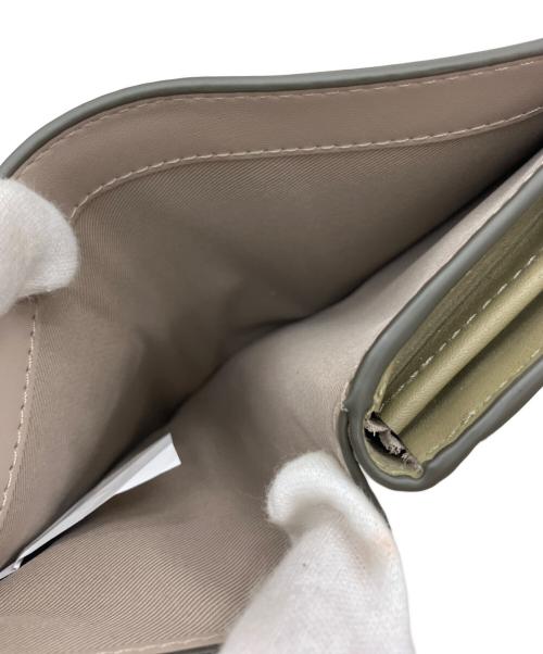 MARC JACOBS（マークジェイコブズ）MARC JACOBS (マークジェイコブス) THE LEATHER COVERED J MARC COMPACT WALLET MINI オリーブの古着・服飾アイテム