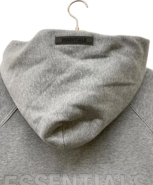 FOG ESSENTIALS（フィアオブゴッド エッセンシャル）FOG ESSENTIALS (フィアオブゴッド エッセンシャル) ロゴプリントプルオーバーパーカー グレー サイズ:Lの古着・服飾アイテム