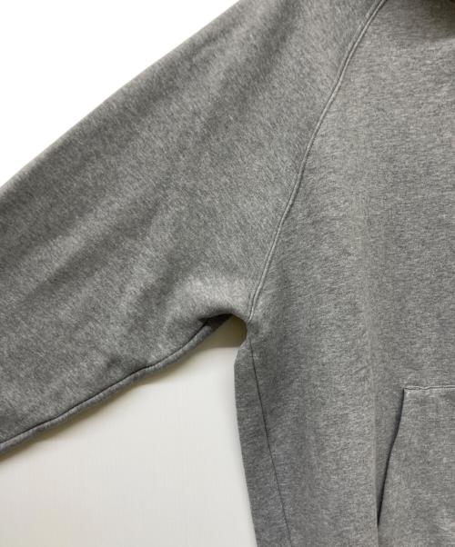 FOG ESSENTIALS（フィアオブゴッド エッセンシャル）FOG ESSENTIALS (フィアオブゴッド エッセンシャル) ロゴプリントプルオーバーパーカー グレー サイズ:Lの古着・服飾アイテム