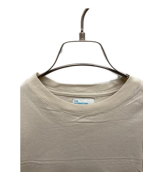 THE INTERNATIONAL ART COLLECTION（ザ インターナショナル アート コレクション）THE INTERNATIONAL ART COLLECTION DRAWER (ドゥロワー) THE INTERNATIONAL ART COLLECTION×Drawer スリーブエンブロイダリーTシャツ ベージュ サイズ:Freeの古着・服飾アイテム