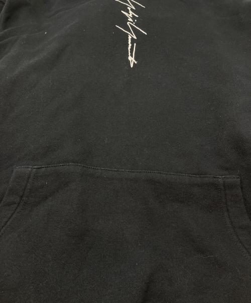 YOHJI YAMAMOTO（ヨウジヤマモト）YOHJI YAMAMOTO (ヨウジヤマモト) New Era (ニューエラ) VERTICAL LOGO SWEAT HOODIE ブラック サイズ:3の古着・服飾アイテム