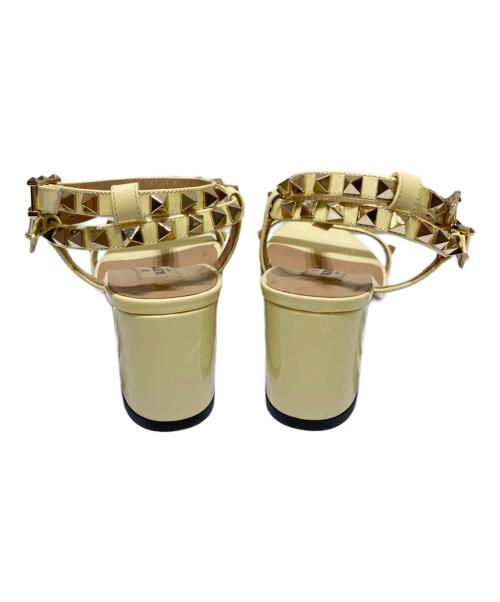 VALENTINO GARAVANI（ヴァレンティノ・ガラヴァーニ）VALENTINO GARAVANI (ヴァレンティノ・ガラヴァーニ) ロックスタッズストラップサンダル イエロー サイズ:36の古着・服飾アイテム