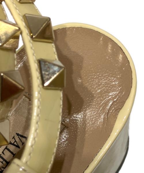 VALENTINO GARAVANI（ヴァレンティノ・ガラヴァーニ）VALENTINO GARAVANI (ヴァレンティノ・ガラヴァーニ) ロックスタッズストラップサンダル イエロー サイズ:36の古着・服飾アイテム