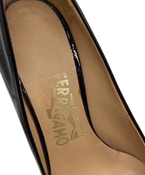 Salvatore Ferragamo（サルヴァトーレ フェラガモ）Salvatore Ferragamo (サルヴァトーレ フェラガモ) エナメルヒールパンプス ブラック サイズ:5　1/２の古着・服飾アイテム