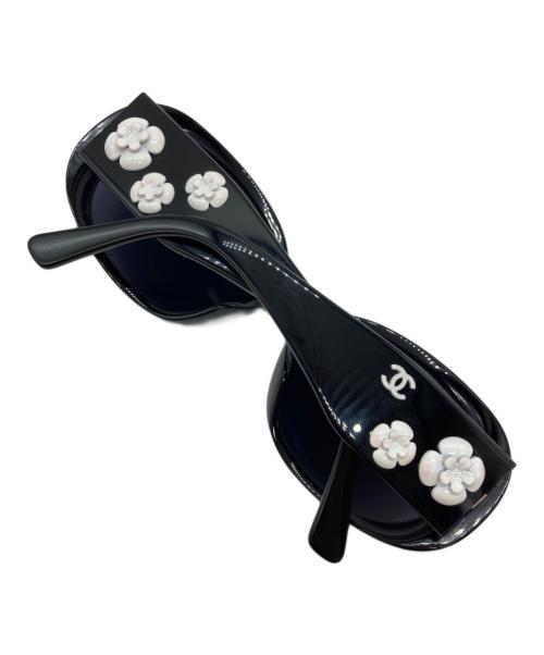 CHANEL（シャネル）CHANEL (シャネル) カメリアサングラス ブラック サイズ:56□16の古着・服飾アイテム