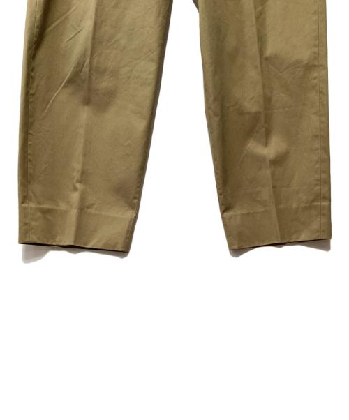 UNIVERSAL PRODUCTS.（ユニバーサルプロダクツ）UNIVERSAL PRODUCTS. (ユニバーサルプロダクツ) ONE TUCK CHINO TROUSERS カーキ サイズ:size3の古着・服飾アイテム