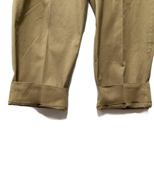UNIVERSAL PRODUCTS.（ユニバーサルプロダクツ）UNIVERSAL PRODUCTS. (ユニバーサルプロダクツ) ONE TUCK CHINO TROUSERS カーキ サイズ:size3の古着・服飾アイテム