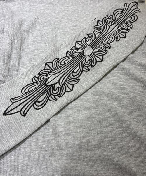 CHROME HEARTS（クロムハーツ）CHROME HEARTS (クロムハーツ) アームフローラルクロス サーマルカットソー グレー サイズ:Mの古着・服飾アイテム
