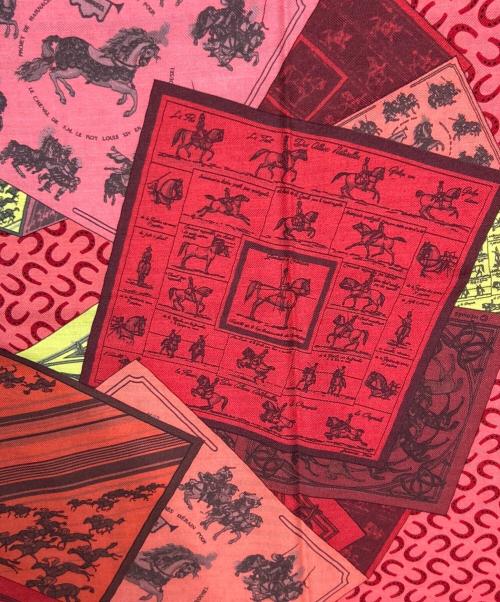 HERMES（エルメス）HERMES (エルメス) カレジェアン/A Cheval sur mon Carre/カレの馬に乗って レッド サイズ:140の古着・服飾アイテム