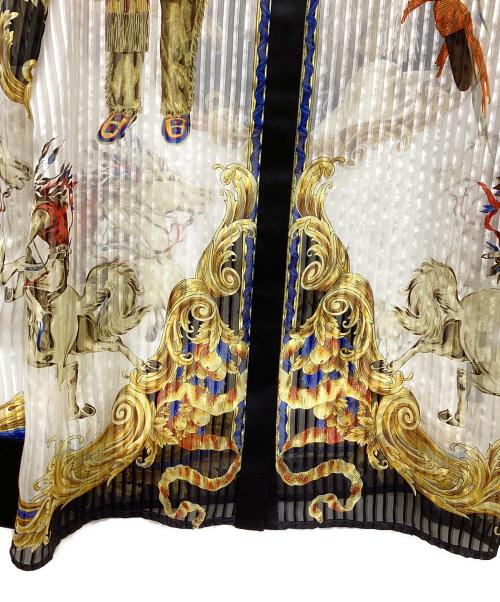 VERSACE（ヴェルサーチェ）VERSACE (ヴェルサーチェ) インディアン総柄シルクブラウス ホワイト×ブラック サイズ:38の古着・服飾アイテム