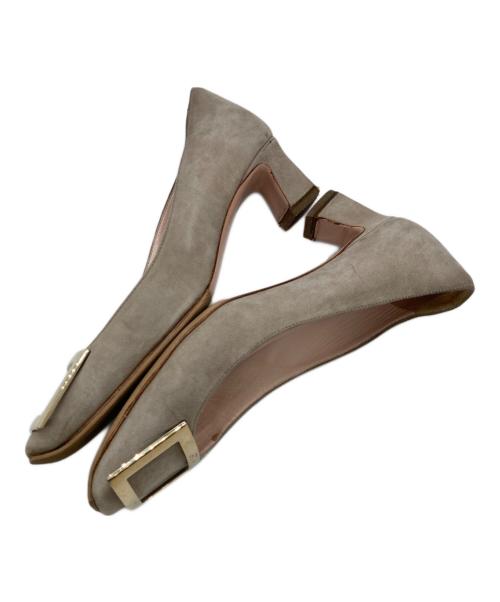Roger Vivier（ロジェ ヴィヴィエ）Roger Vivier (ロジェ ヴィヴィエ) バックルスウェードパンプス ベージュ サイズ:SIZE34の古着・服飾アイテム