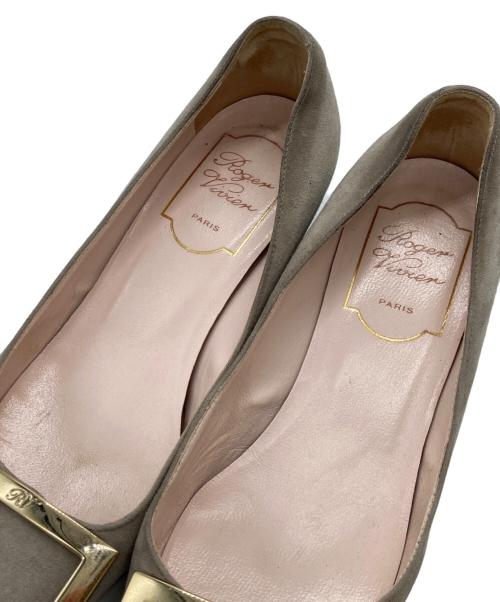 Roger Vivier（ロジェ ヴィヴィエ）Roger Vivier (ロジェ ヴィヴィエ) バックルスウェードパンプス ベージュ サイズ:SIZE34の古着・服飾アイテム