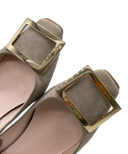 Roger Vivier（ロジェ ヴィヴィエ）Roger Vivier (ロジェ ヴィヴィエ) バックルスウェードパンプス ベージュ サイズ:SIZE34の古着・服飾アイテム
