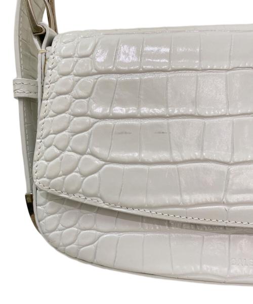 BALENCIAGA（バレンシアガ）BALENCIAGA (バレンシアガ) 型押しショルダーバッグ ホワイトの古着・服飾アイテム