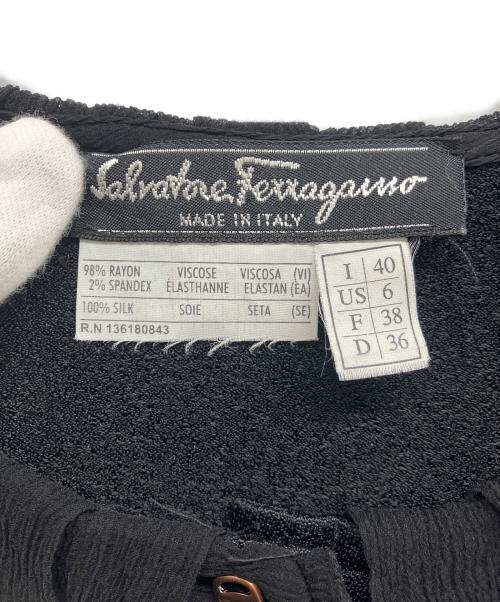 Salvatore Ferragamo（サルヴァトーレ フェラガモ）Salvatore Ferragamo (サルヴァトーレ フェラガモ) シルクフリルカラーブラウス ブラック サイズ:38の古着・服飾アイテム